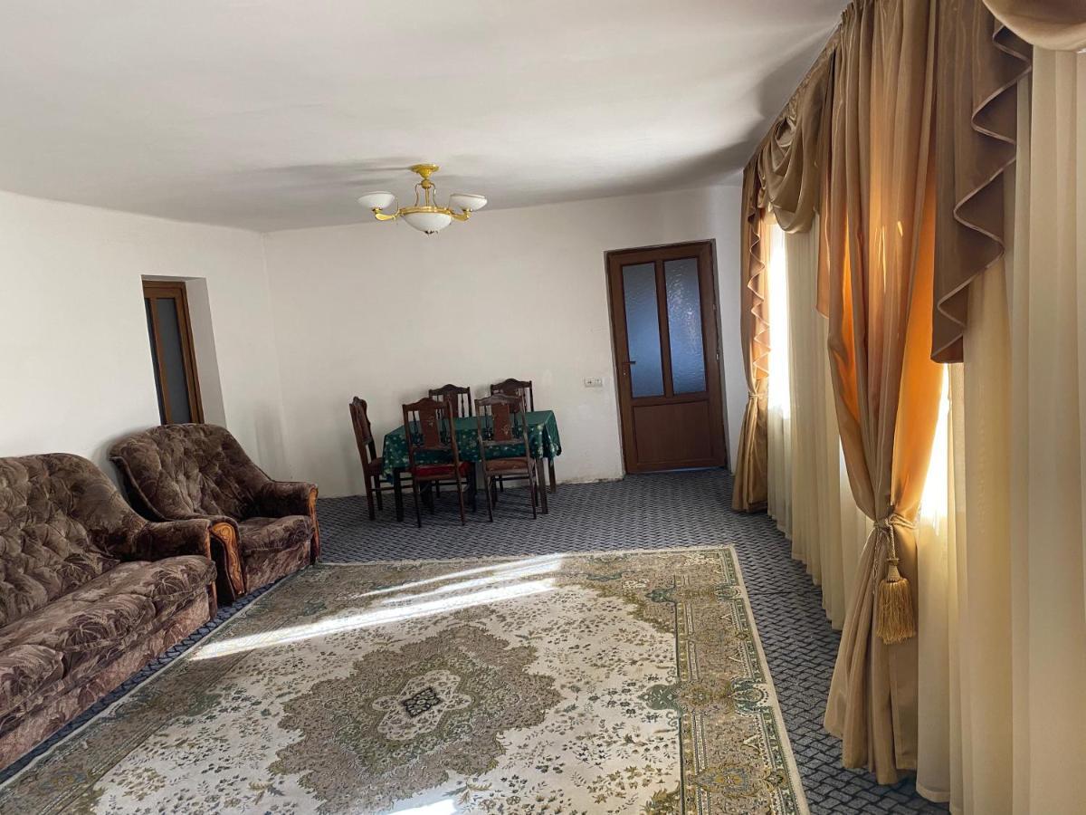 Friend'S House Rooms Near Airport Ghukasavan Buitenkant foto