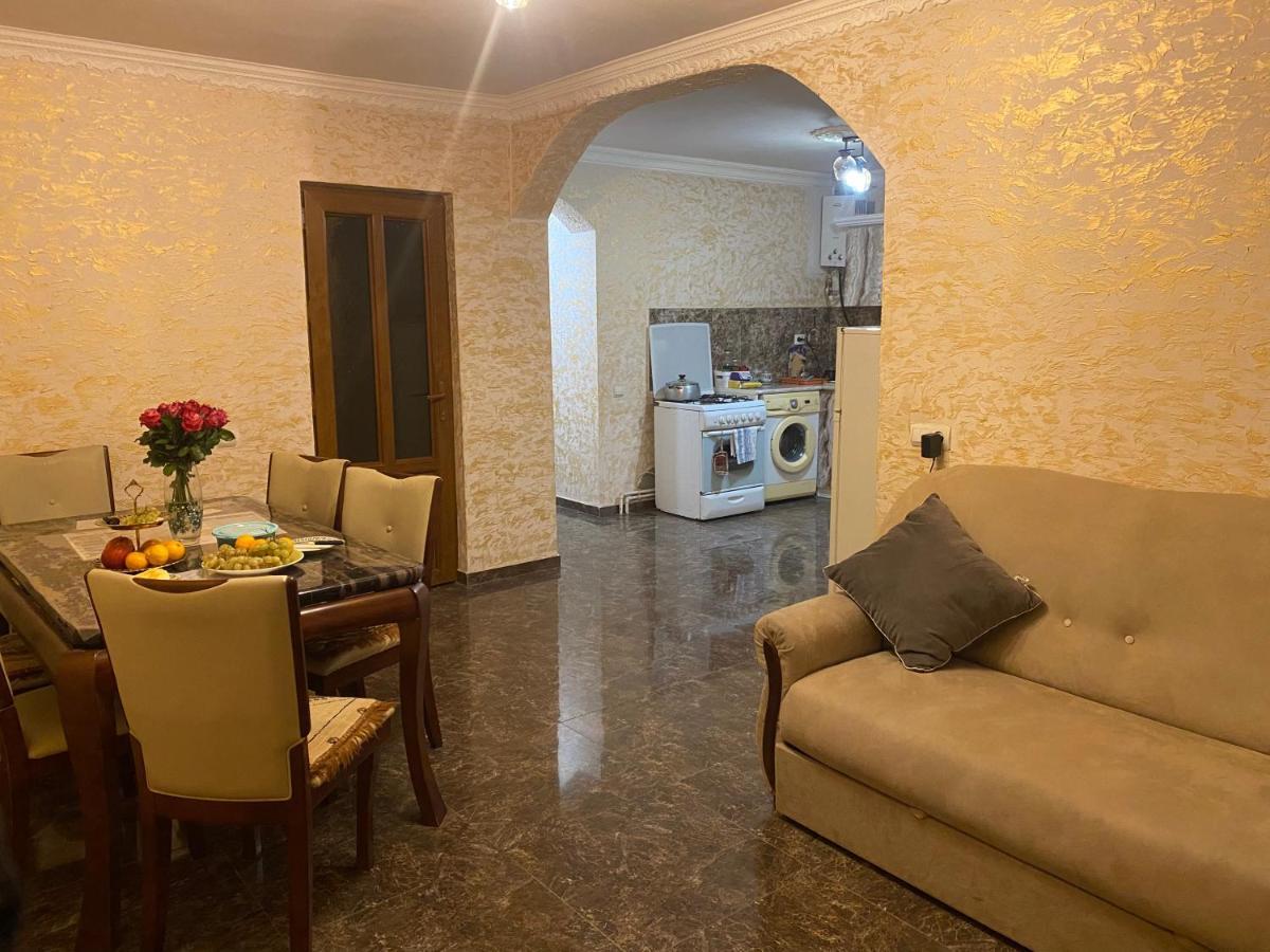 Friend'S House Rooms Near Airport Ghukasavan Buitenkant foto